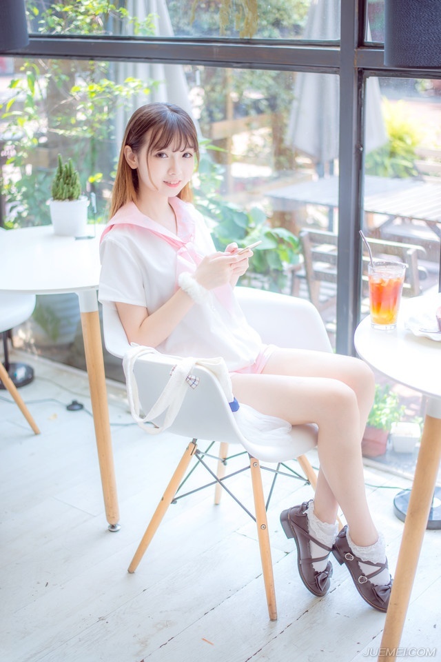 挥挥手，身后百名虎卫战士迅速停下，副统领上前，疑惑的看了虎卫统领一眼：“怎么了？”